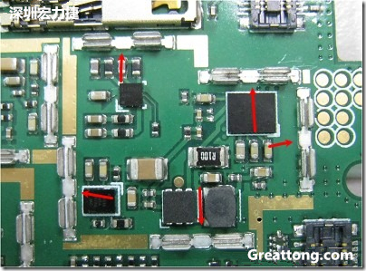 圖中顯示一塊電路板使用這種屏蔽夾(shielding clip)的實(shí)例。基本上我們?cè)趶澖堑牡胤蕉荚O(shè)計(jì)擺放了一個(gè)屏蔽夾，這樣可以讓作業(yè)員比較方便安裝屏蔽罩(shielding can)時(shí)的對(duì)位準(zhǔn)確。然后在其他沒(méi)有屏蔽夾的地方也設(shè)計(jì)了一些接地的布線，一來(lái)可以稍微提升屏蔽罩的電磁隔絕能力，另一方面也可以為屏蔽夾無(wú)效時(shí)，馬上可以更改為屏蔽框，而無(wú)需要重新設(shè)計(jì)電路板。