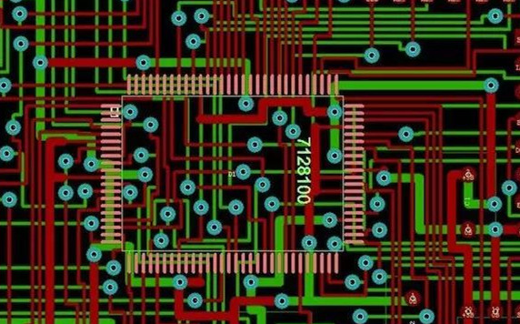 圖1：兩種PCB模型的部分電路。頂圖：傳統設計版本。